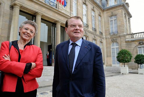 HIV discoverers Barre-Sinoussi and Montagnier win Nobel Prize.