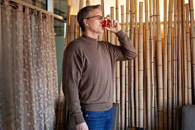 Good posture helps you use your inhaler correctly, so sit up straight or stand up when you use it.