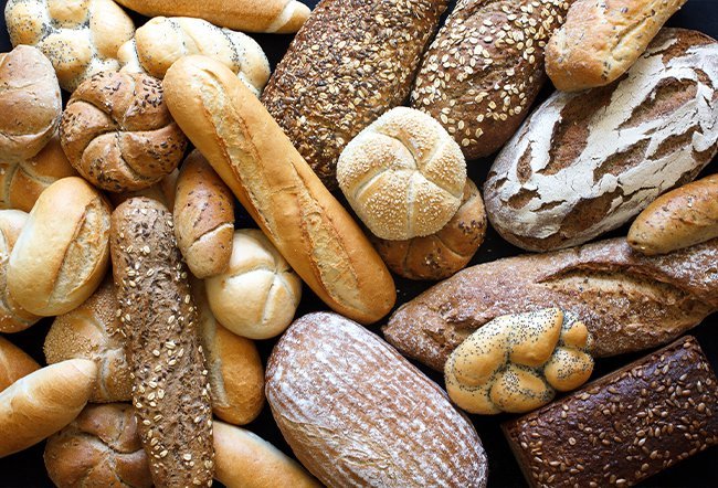 Ulcerative colitis (or, inflammatory bowel disease) is a difficult condition to live with. Foods that trigger ulcerative colitis include raw green vegetables, lactose, sugar alcohol, caffeine, alcohol, whole grains, and foods high in fat. 