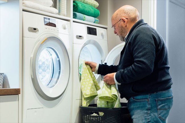 Dry clothes inside on a clothesline or use a dryer because allergens may stick to clothes hung outside to dry.