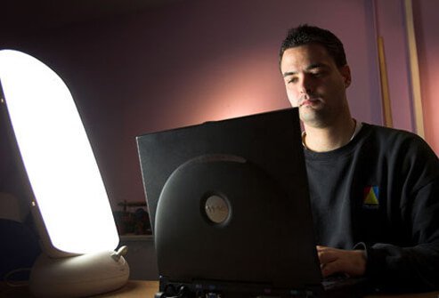 A man uses light therapy to treat his depression.
