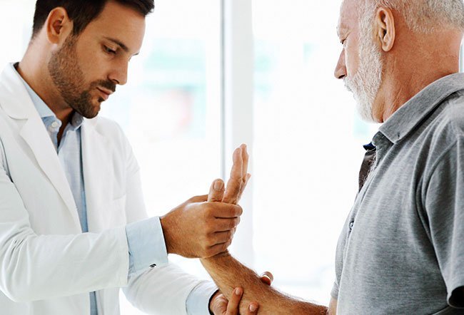 Early signs of wrist arthritis include pain, swelling, and warmth among others.