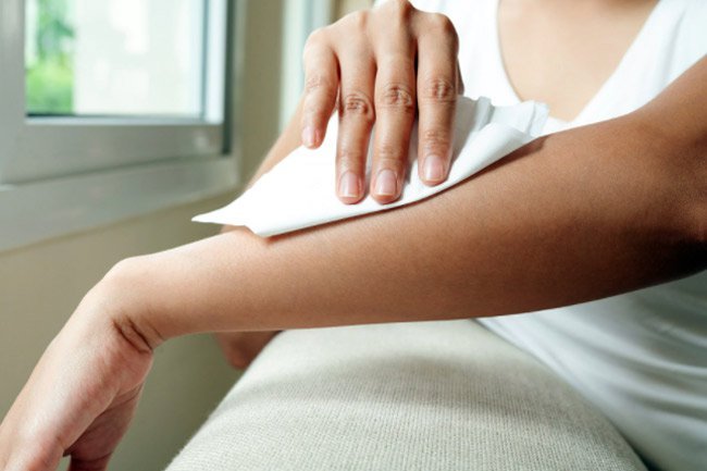 Applying a cool washcloth on your skin can help alleviate itching and redness. 
