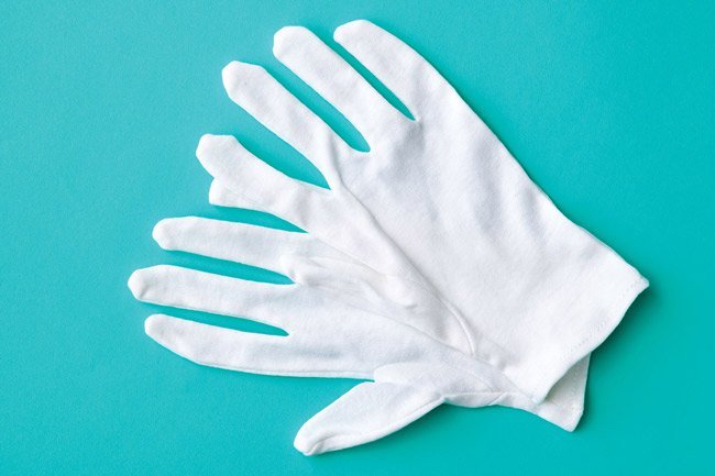 Apply moisturizer and cotton gloves on damp hands to soothe eczema. 