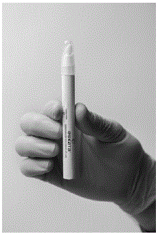 Crush the ampule in the applicator by applying
finger pressure to the diamond symbol on the applicator barrel - Illustration Crush the ampule in the applicator by applying
finger pressure to the diamond symbol on the applicator barrel - Illustration