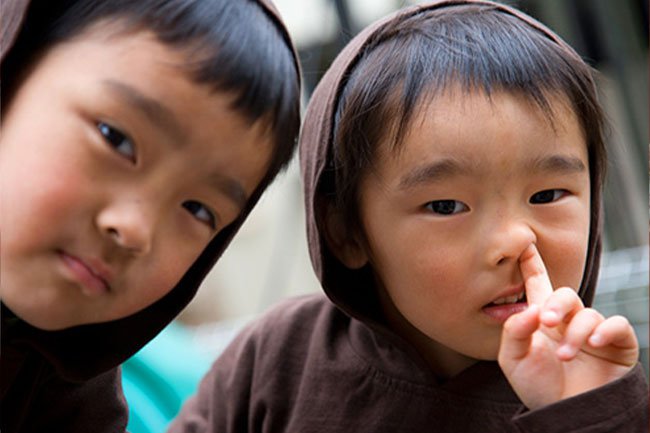 Children often pick their noses. 