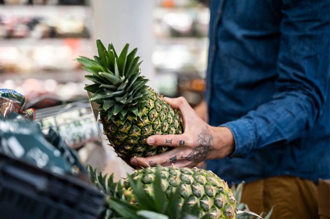 The end of a pineapple should smell like a pineapple, not fermented. 