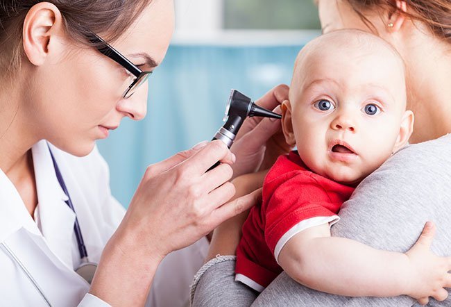 The most common symptom of an ear infection is pain. You can tell if you baby has a ear infection because they may cry, have a fever, not want to eat, have trouble sleeping and exhibit other symptoms. The most common symptom of an ear infection is pain. You can tell if you baby has a ear infection because they may cry, have a fever, not want to eat, have trouble sleeping and exhibit other symptoms.