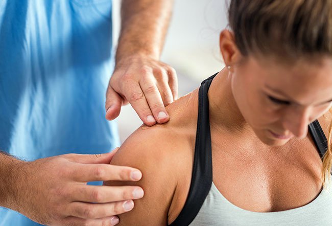 Getting plenty of rest and applying warm compresses are the best ways to relieve trapezius pain. It is also advised to consult a physiotherapist for persistent and recurrent pain. 