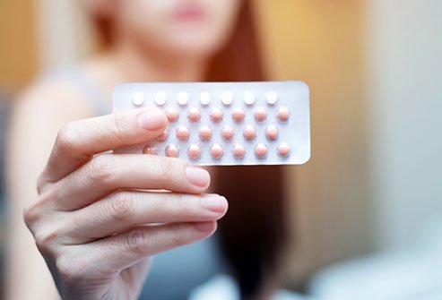 It is possible to lose weight while on the birth control pill, but every woman's body is different and reacts differently to hormones. Eating a sensible diet and adopting a regular workout regimen will help you maintain a healthy weight. 