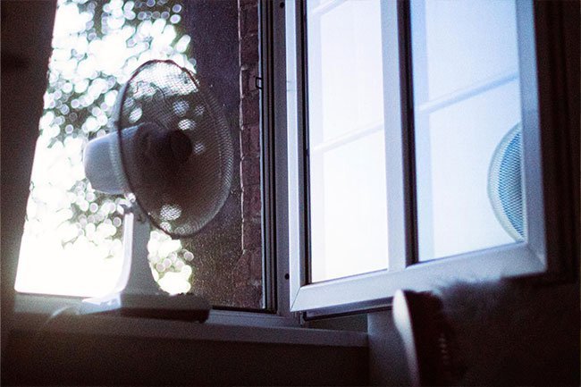 Wear cool clothing and put on a fan to stay to help you avoid narcolepsy. 