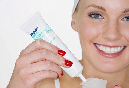 In general, the major components of stain removers are mild bleach and abrasives in toothpaste.