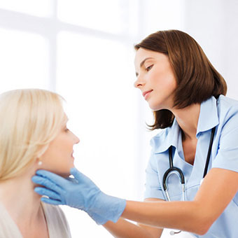 A doctor examines a female patient for ringworm.