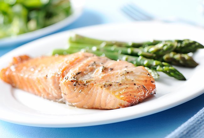 Acid reflux takes place when the acid from your stomach touches the esophagus, causing pain and irritation. Good foods to eat for dinner to avoid heartburn include leafy greens, non-citrus fruits, ginger, oatmeal, healthy fats, seafood and aloe vera juice. 