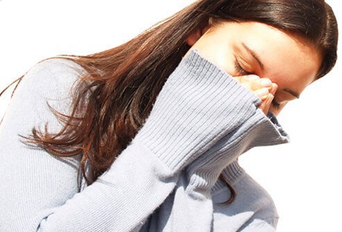 Symptoms of an underactive thyroid gland include tiredness, feeling cold, and gaining weight.
