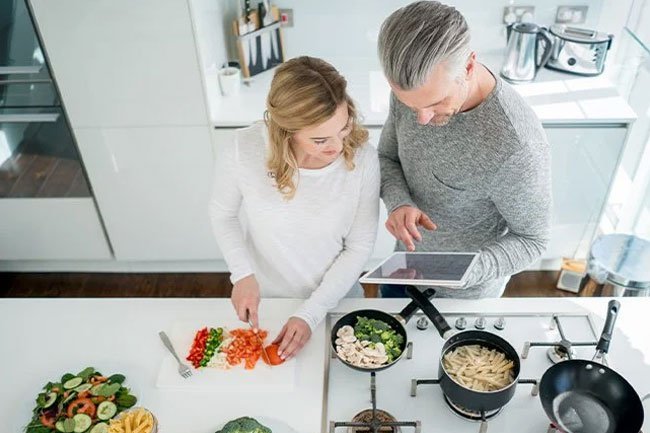 How you eat, in addition to what you eat, can also have an effect on headaches.