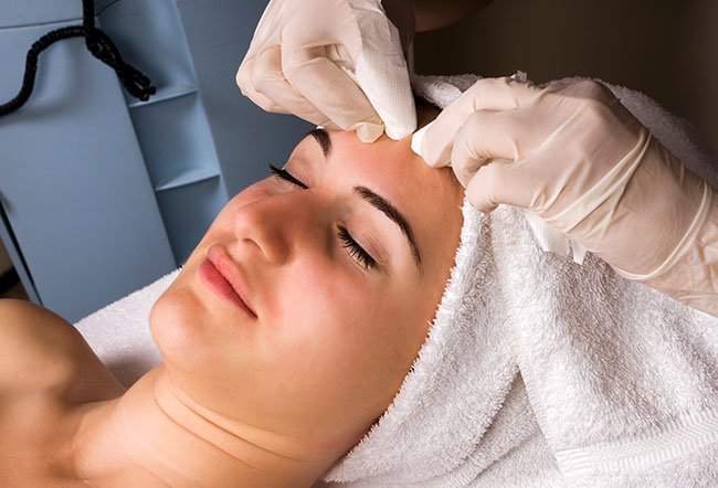 Pimples on the scalp occur due to clogged pores. Using pore-clogging hair products is another culprit.